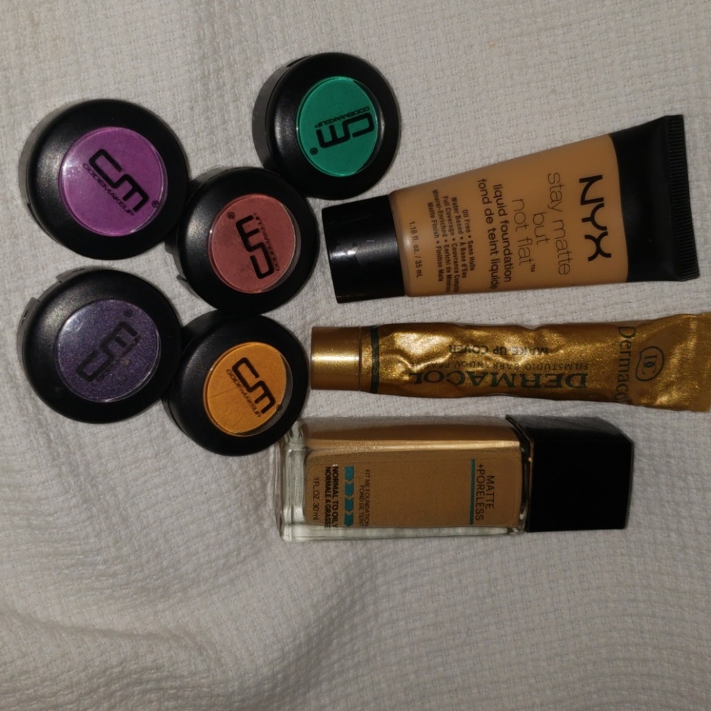 Foundation/eye shadow bundled